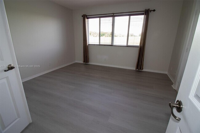 Building Photo - 5552 NW 125th Terrace