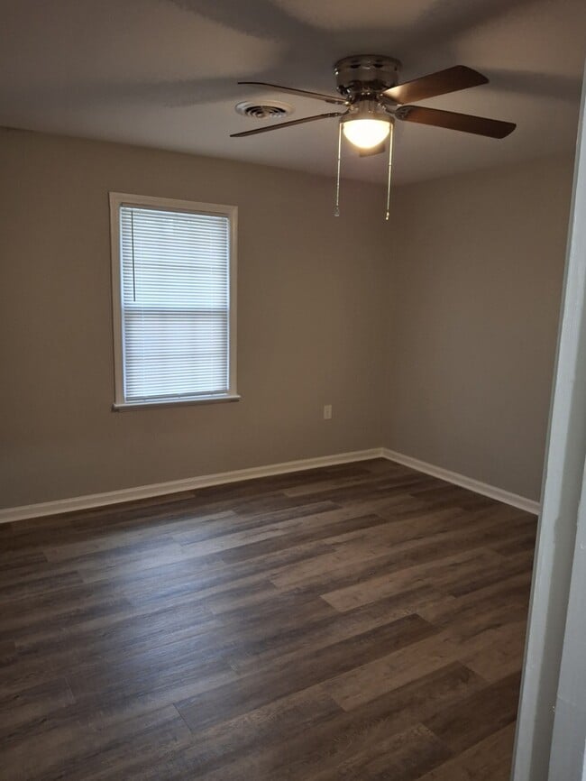 Building Photo - 2 Bedroom 1.5 Bath