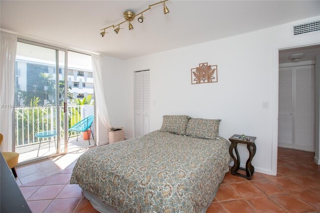 Building Photo - 1801 S Treasure Dr