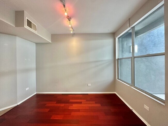 Building Photo - Luxury 2 Bed/2.5 Bath 2 Story Townhouse in...