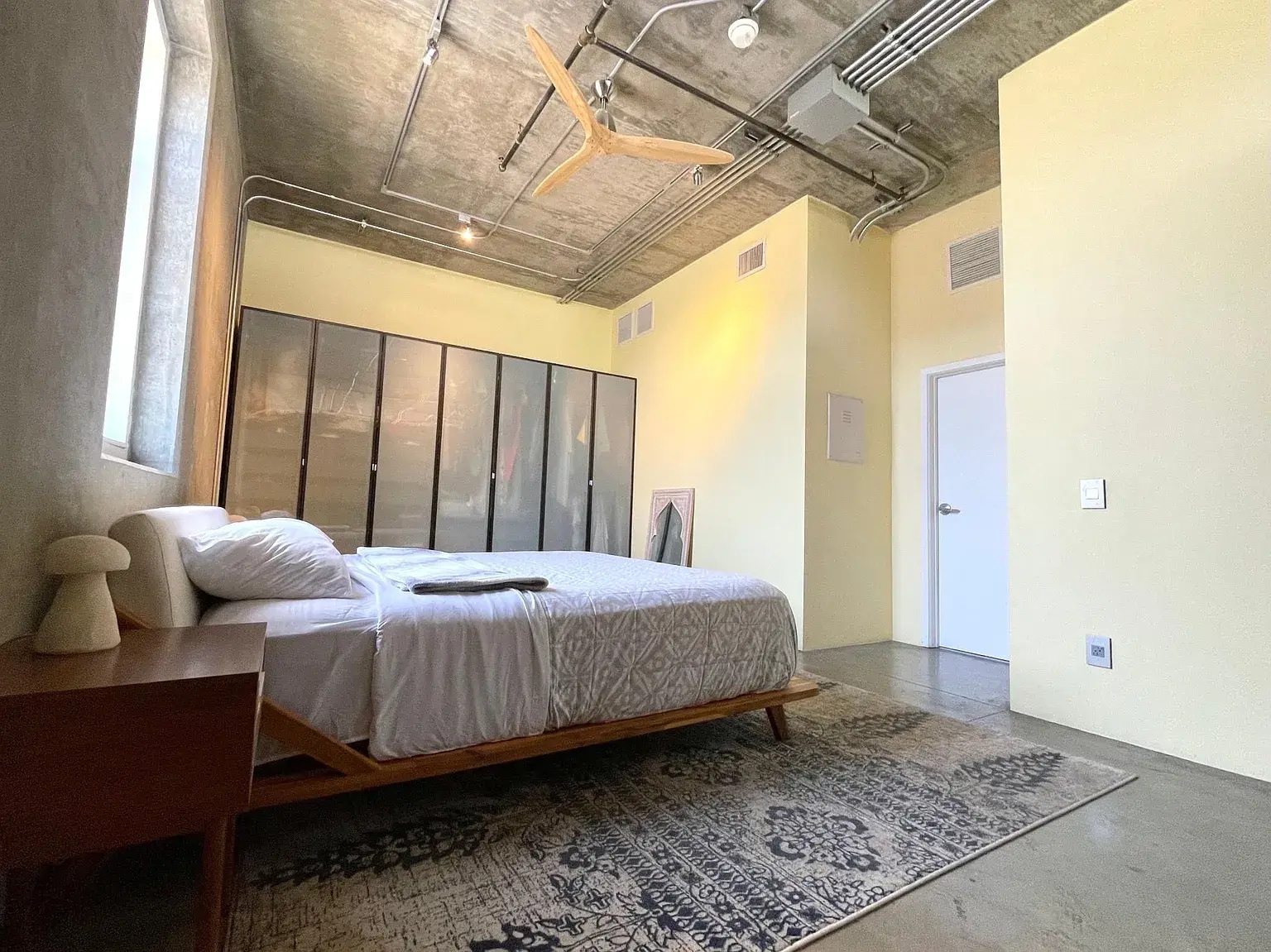 Primary bedroom - 835 Locust Ave
