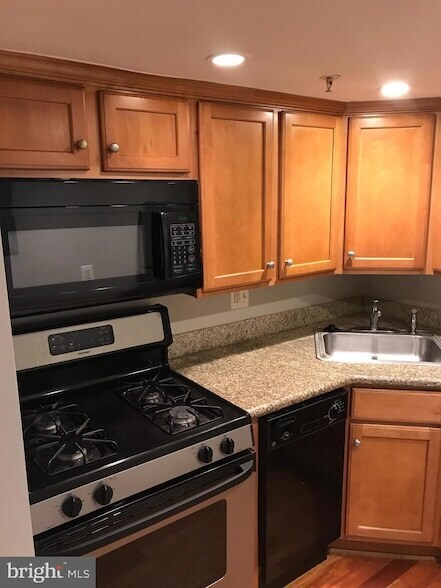 Building Photo - 610 Main St