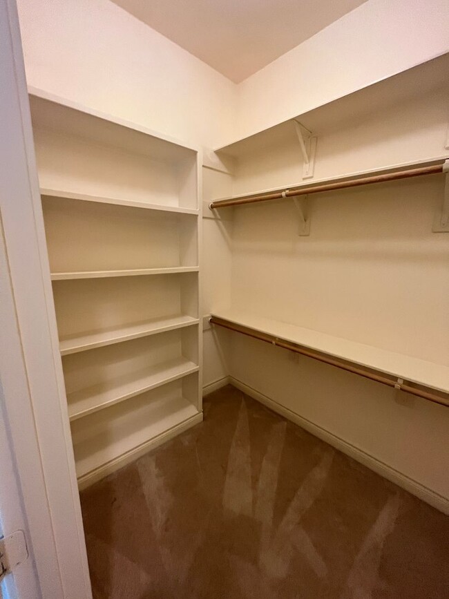 Building Photo - Wonderful 4/3.5 Townhome