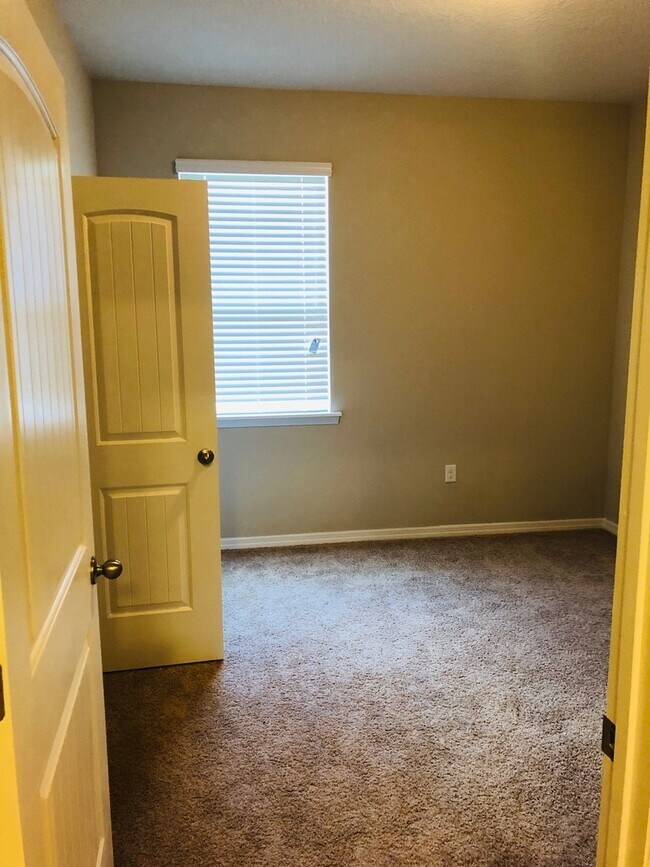 Building Photo - Gorgeous 4-Bedroom, 2-Bathroom  Home in Wi...