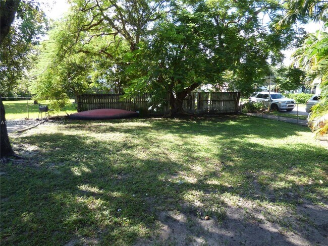 Building Photo - 522 N 19th Ave