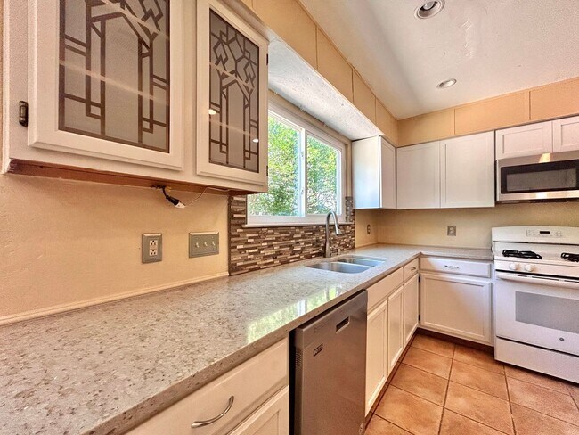 Building Photo - Beautiful and Spacious 3 BR / 2.5 BA Home ...