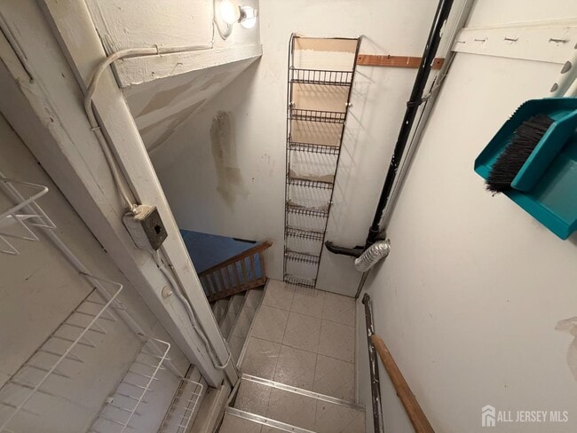 Building Photo - 628 Grove Ave