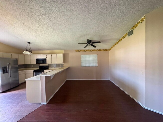 Building Photo - Spacious Lakeland 3-Bedroom Home with 2-Car Garage & Large Driveway