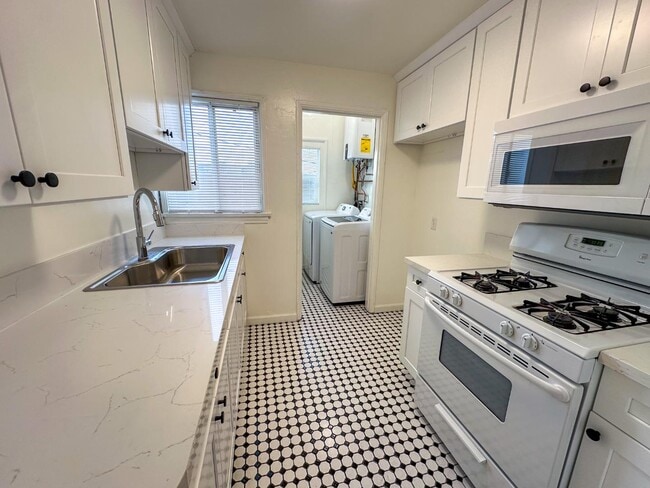 Building Photo - 810 E Chevy Chase Dr