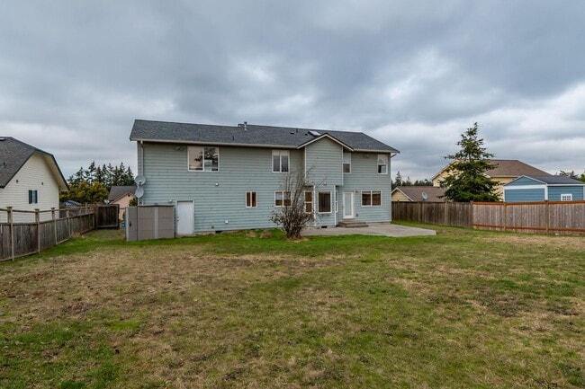 Building Photo - 4 bedroom, 3 bath Dog Friendly Home!
