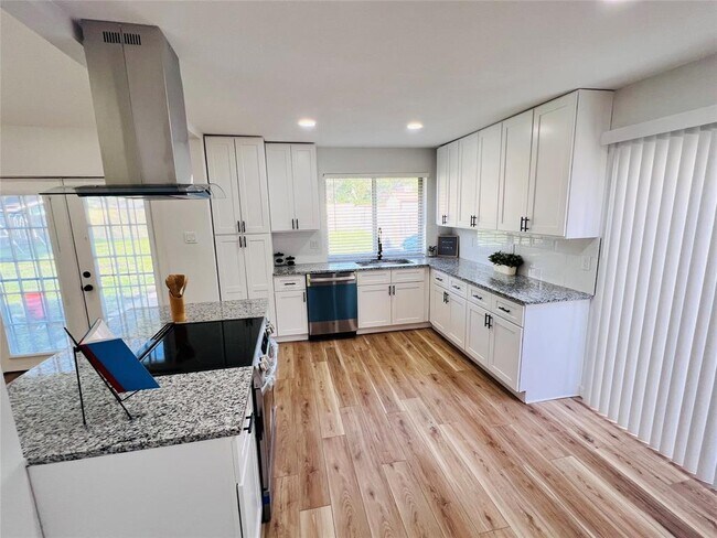 Building Photo - 9614 Ravensworth Dr