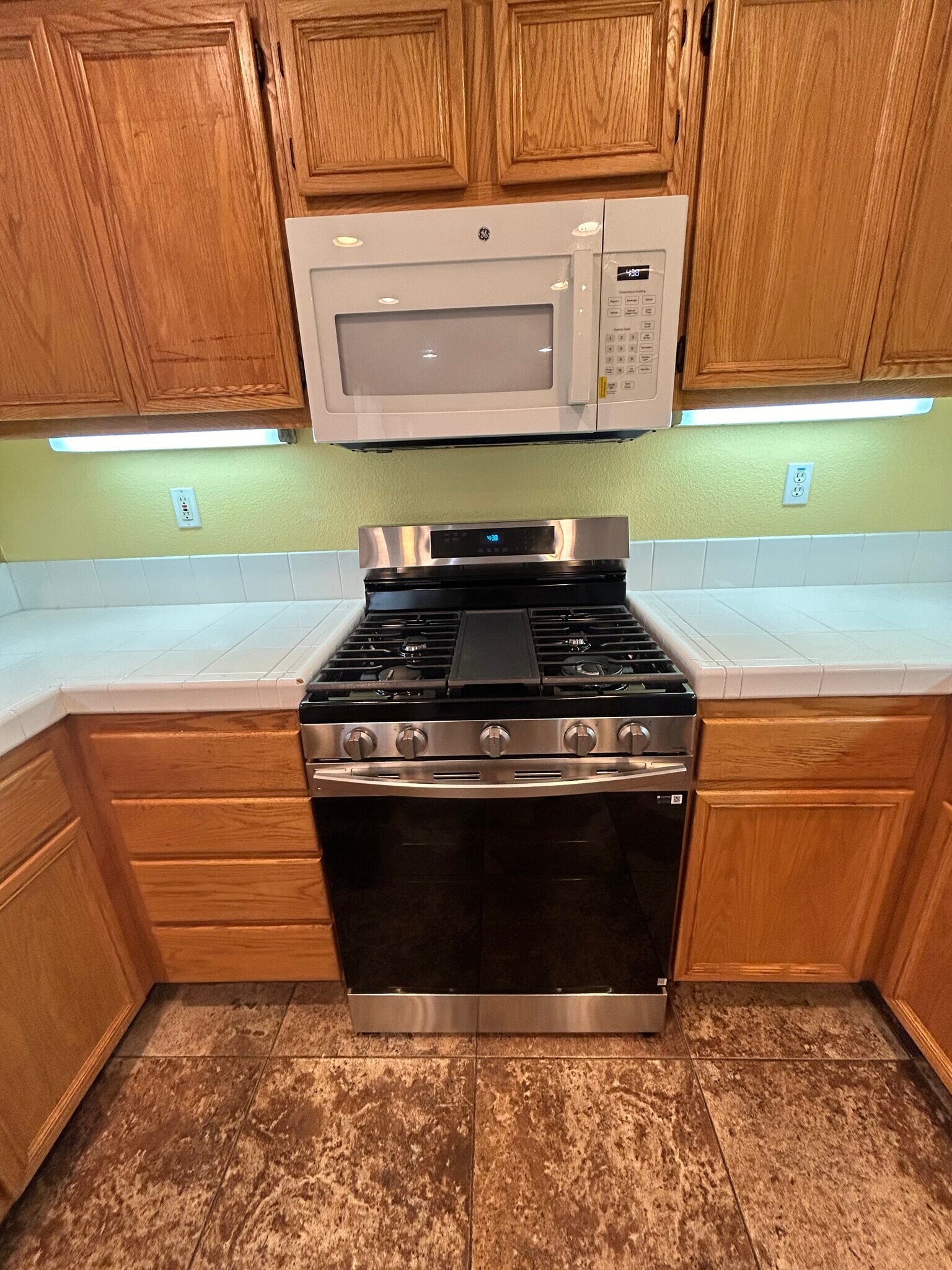 New Stove and Microwave - 4889 Wheelhouse Dr