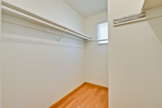 Building Photo - Hardwood Floors- Top Moreland SCH- SM Dogs Welcome- Close to Apple