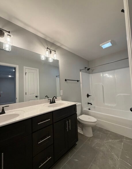 Building Photo - 1002 Villa Cir