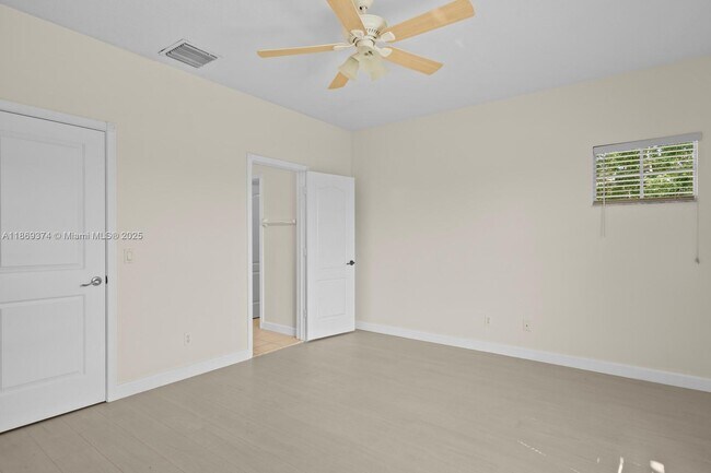 Building Photo - 2700 Creekside Dr