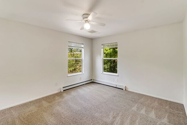 Building Photo - 3 bedroom home with fenced yard and garage...