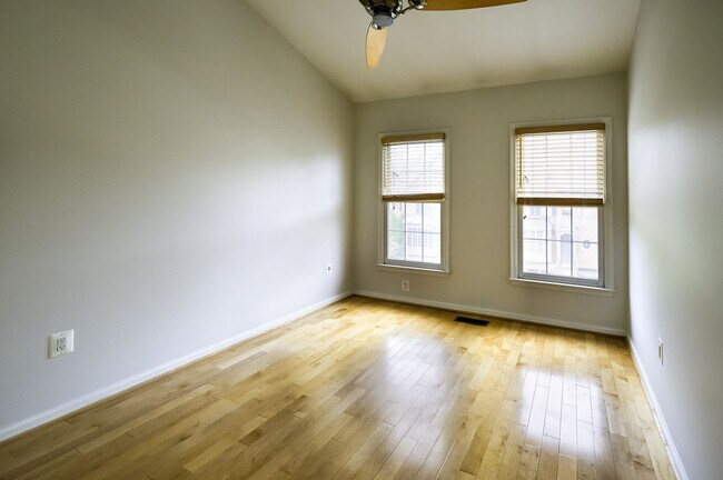 Building Photo - Tower Oaks First-Time Townhome in Rockville is Move-in Ready!
