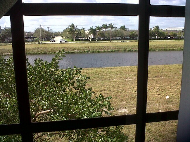 Building Photo - 1221 Lucaya Dr