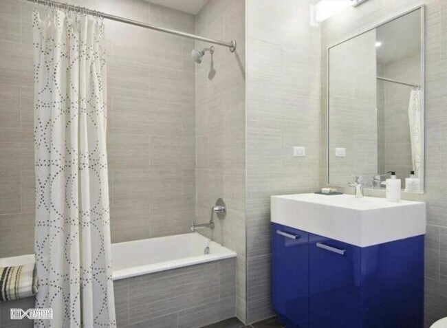 Building Photo - 2 bedroom in LONG ISLAND CITY NY 11101