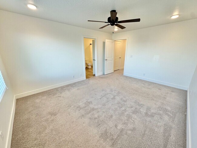 Building Photo - Desert Color Townhome!