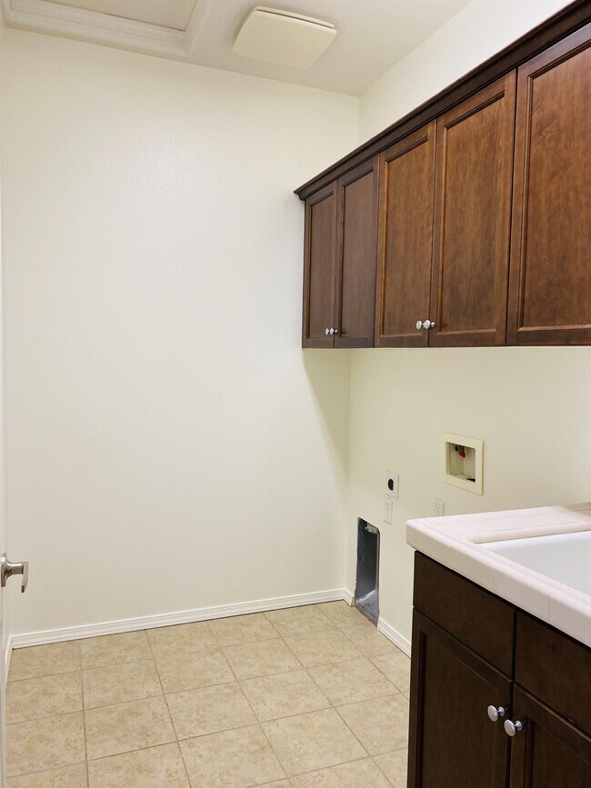 Building Photo - 5577 N Plum Ln