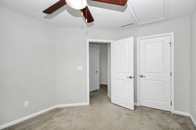 Building Photo - Stunning 3 Story 3BD/2+2HalfBA Townhome in...