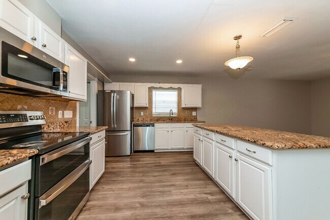 Building Photo - 3910 Briarlake Dr