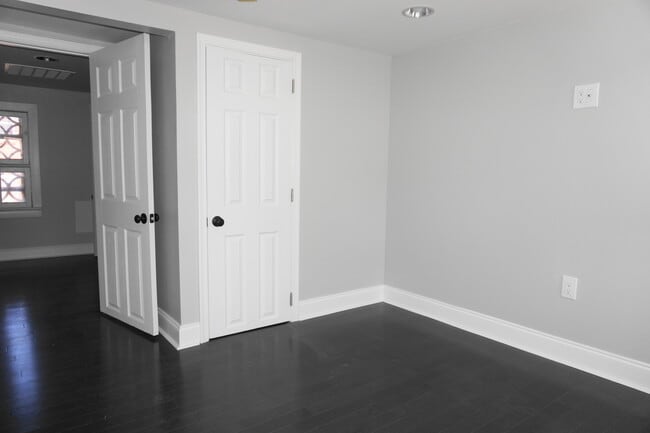 Building Photo - Newly Renovated End-of-Group Townhome in F...