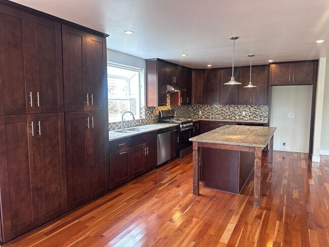 Building Photo - Stunning 3 bedroom + Den with Large Yard!