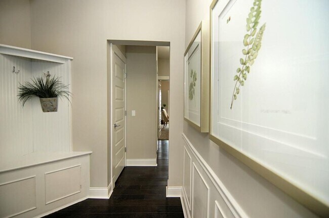 Building Photo - Modern Upgrades in Clifton