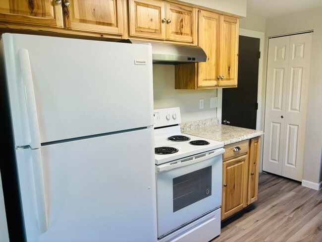 Building Photo - Cute 2 bedroom west Roseburg duplex with carport