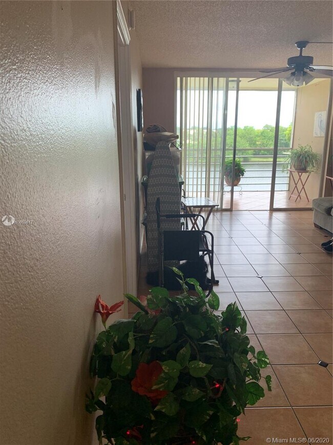 Building Photo - 9450 Poinciana Pl