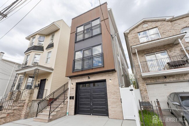 Building Photo - 910 Bergen St