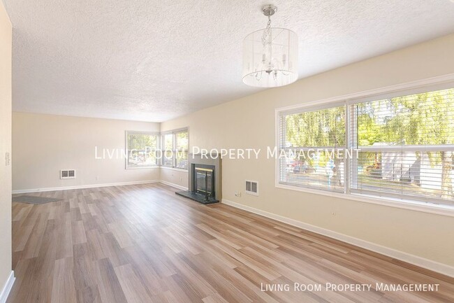 Building Photo - Dreamy Two Bedroom Ranch with Private Outd...