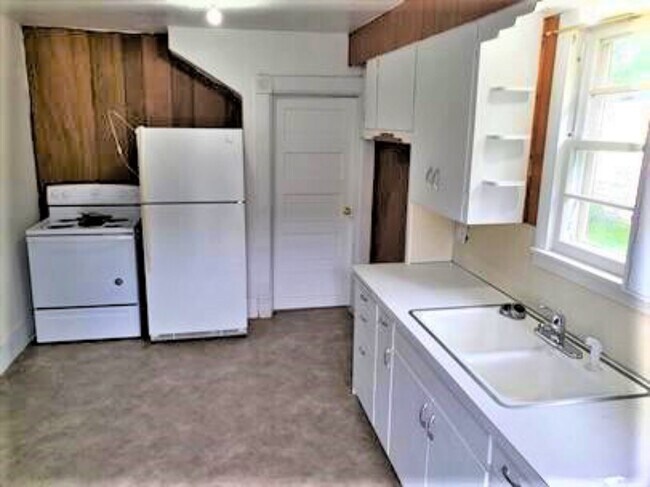 Building Photo - 551 Milkyway St S