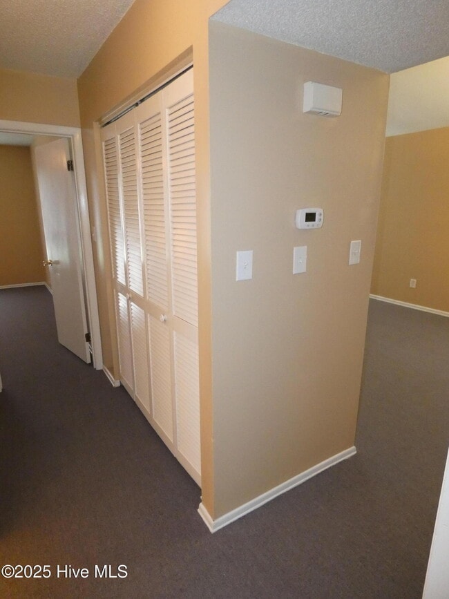 Building Photo - 207 Village Dr