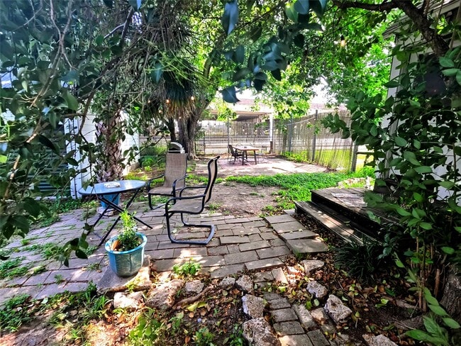 Building Photo - 1552 Lombardy St