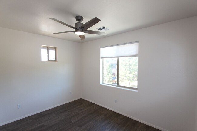 Building Photo - 1650 E Ponderosa Pkwy