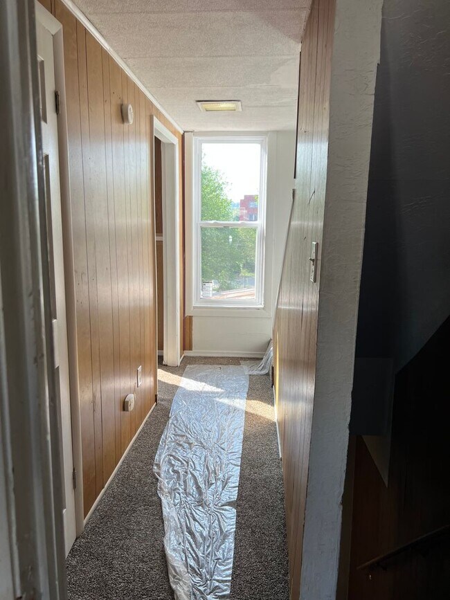 Building Photo - 2 Bedroom with a Bonus Room and Large Yard