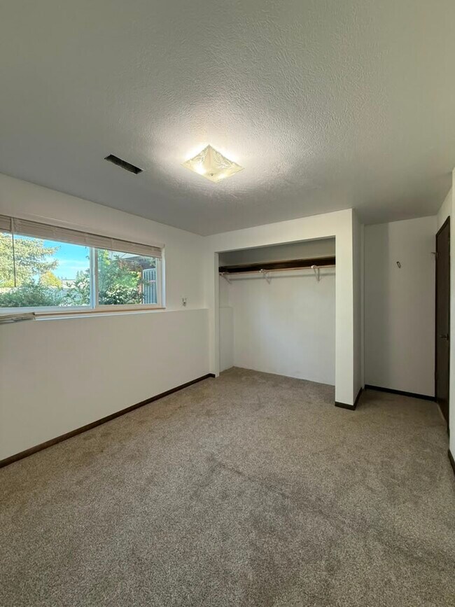 Building Photo - 1415 S Woodlawn Rd