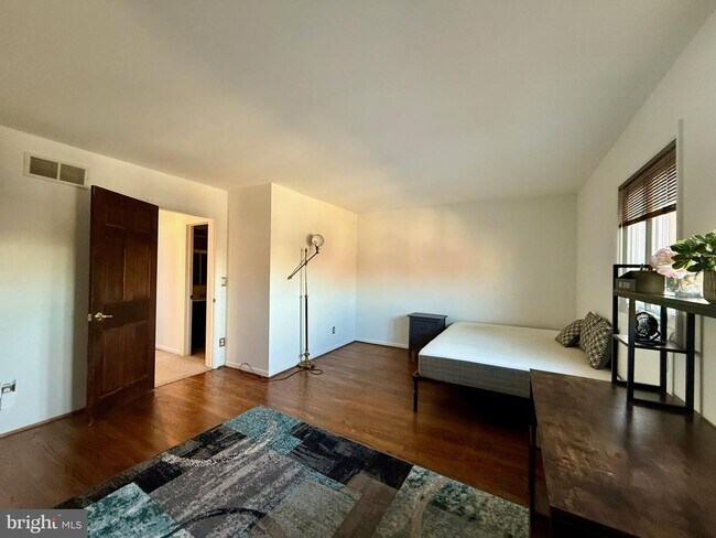 Building Photo - 28 Servan Ct