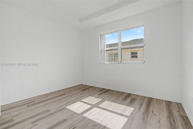 Building Photo - 975 NE 42nd Terrace