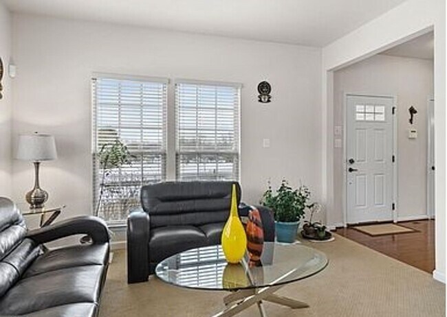 Building Photo - Gorgeous 4BR/2.5BA located in Warrington! Available NOW!