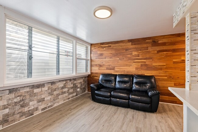 Building Photo - 2 Bed / 1 Bath 1 Parking , Community Pool , Electricity, Water, Sewer & Gas Included, Secured Bui...