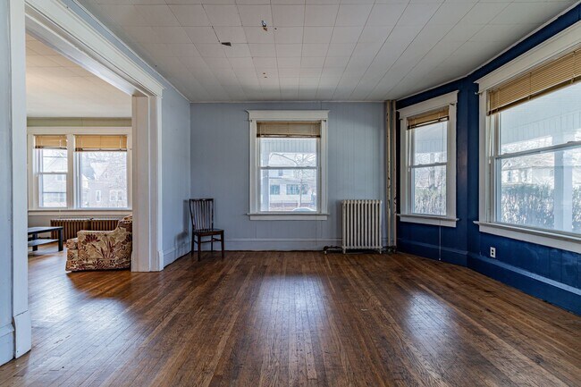 Building Photo - 5 bedroom, 2 bath home, close to U of I, MTD lines, local shopping & dining!! - Available August ...