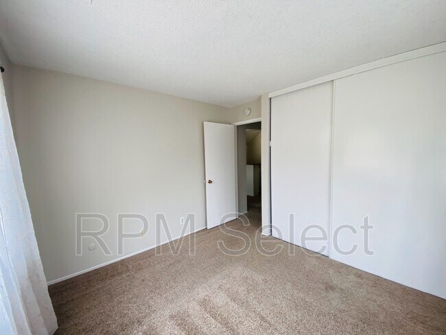 Building Photo - 2204 Lupine Rd