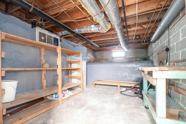 Building Photo - 1536 W 13th St N