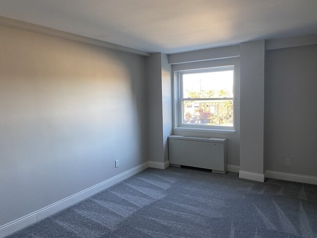 Building Photo - 1600 Beacon St