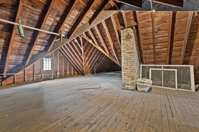 Building Photo - Updated 4 Bedroom Victorian on College Ave