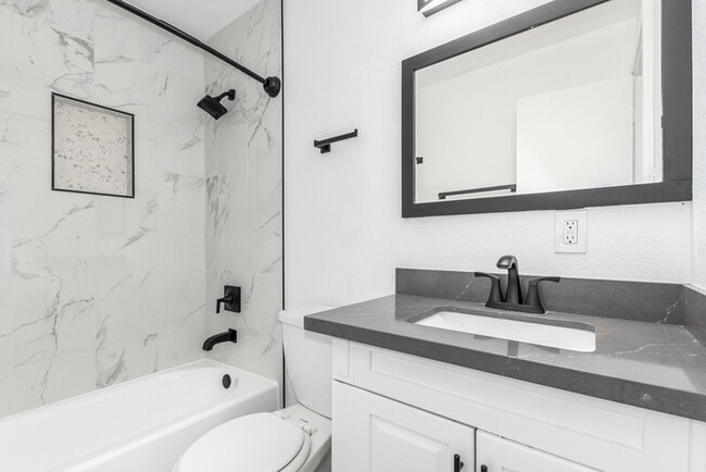 Building Photo - Amazing 3 bed 2 bath home with large backyard